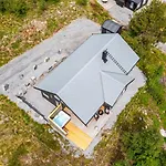 Moderne Pa Fjellsaetra Med Jacuzzi Sykkylven