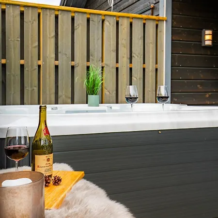 Moderne Pa Fjellsaetra Med Jacuzzi Hébergement de vacances Sykkylven